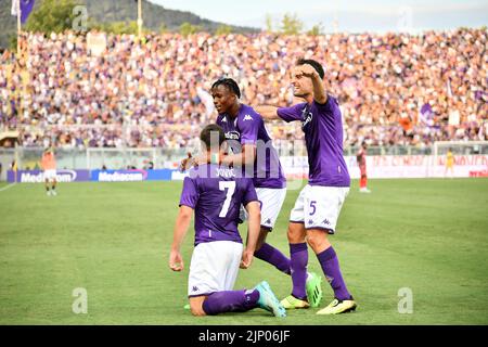 Foto Massimo Paolone/LaPresse 14 Agosto 2022 - Firentre, Italia - Sport, calcio - Fiorentina vs Cremonese - Campionato italiano di calcio Serie A Tim 2022/2023 - Stadio Artemio Franchi. Nella foto: Luka Jovic (ACF Fiorentina) esulta con Giacomo Bonaventura (ACF Fiorentina) dopo aver realizzato il gol 2-1 August 14, 2022 Florenz, Italien - Sport, calcio - Fiorentina vs Cremonese - Italienische Serie A Fußballmeisterschaft 2022/2023 - Artemio Franchi Stadion. Im Bild: Luka Jovic (ACF Fiorentina) feiert mit Giacomo Bonaventura (ACF Fiorentina) nach dem Tor 2-1 Stockfoto