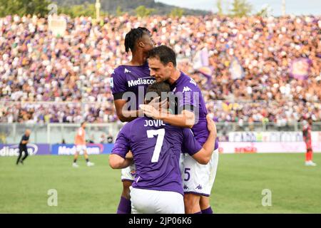 Foto Massimo Paolone/LaPresse 14 Agosto 2022 - Firentre, Italia - Sport, calcio - Fiorentina vs Cremonese - Campionato italiano di calcio Serie A Tim 2022/2023 - Stadio Artemio Franchi. Nella foto: Luka Jovic (ACF Fiorentina) esulta con Giacomo Bonaventura (ACF Fiorentina) dopo aver realizzato il gol 2-1 August 14, 2022 Florenz, Italien - Sport, calcio - Fiorentina vs Cremonese - Italienische Serie A Fußballmeisterschaft 2022/2023 - Artemio Franchi Stadion. Im Bild: Luka Jovic (ACF Fiorentina) feiert mit Giacomo Bonaventura (ACF Fiorentina) nach dem Tor 2-1 Stockfoto