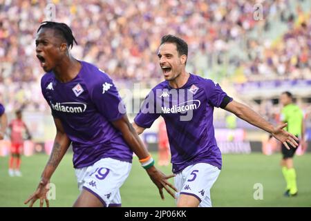 Foto Massimo Paolone/LaPresse 14 Agosto 2022 - Firentre, Italia - Sport, calcio - Fiorentina vs Cremonese - Campionato italiano di calcio Serie A Tim 2022/2023 - Stadio Artemio Franchi. Nella foto: Giacomo Bonaventura (ACF Fiorentina) esulta con Christian Kouame (ACF Fiorentina) dopo aver realizzato il gol 1-0 14. August 2022 Florenz, Italien - Sport, calcio - Fiorentina vs Cremonese - Italienische Serie A Fußballmeisterschaft 2022/2023 - Artemio Franchi Stadion. Im Bild: Giacomo Bonaventura (ACF Fiorentina) feiert mit Christian Kouame (ACF Fiorentina) nach dem Tor 1-0 Stockfoto