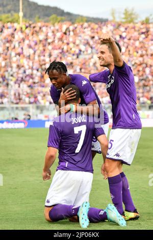 Foto Massimo Paolone/LaPresse 14 Agosto 2022 - Firentre, Italia - Sport, calcio - Fiorentina vs Cremonese - Campionato italiano di calcio Serie A Tim 2022/2023 - Stadio Artemio Franchi. Nella foto: Luka Jovic (ACF Fiorentina) esulta con Giacomo Bonaventura (ACF Fiorentina) dopo aver realizzato il gol 2-1 August 14, 2022 Florenz, Italien - Sport, calcio - Fiorentina vs Cremonese - Italienische Serie A Fußballmeisterschaft 2022/2023 - Artemio Franchi Stadion. Im Bild: Luka Jovic (ACF Fiorentina) feiert mit Giacomo Bonaventura (ACF Fiorentina) nach dem Tor 2-1 Stockfoto