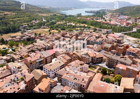 Drohnenfoto der spanischen Stadt La Pobla de Segur Stockfoto