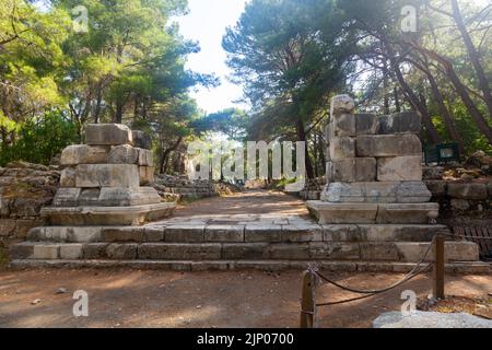 Überreste des Hadrianstors in der antiken lykischen Stadt Phaselis, Türkei Stockfoto