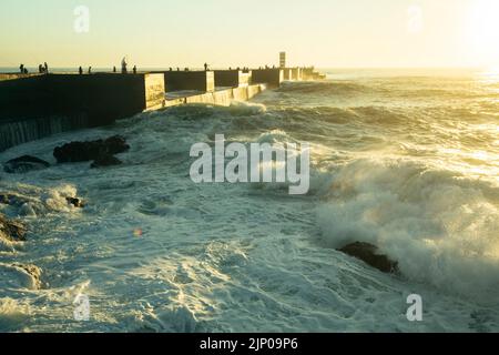 Blick auf den Ocean Pier mit der Brandung während eines atemberaubenden Sonnenuntergangs. Stockfoto