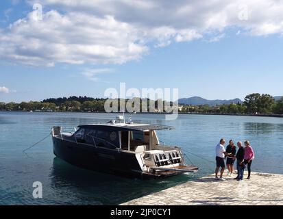 Bootsanlegestelle in Garitsa Bay, Korfu, Griechenland Stockfoto