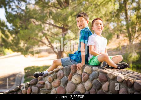 Außenportrait von chinesischen und kaukasischen Brüdern mit gemischter Rasse. Stockfoto