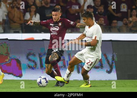 Salerno, Italien. 14. August 2022. Rick Karsdorp ( AS. Roma) und Pasquale Mazzocchi (USA. Salernitana 1919) in Aktion während der Serie A 2022/23 Spiel zwischen US Salernitana1919 und AS Roma Arechi Stadium (Foto: Agostino Gemito/Pacific Press) Quelle: Pacific Press Media Production Corp./Alamy Live News Stockfoto