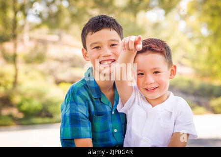 Außenportrait von chinesischen und kaukasischen Brüdern mit gemischter Rasse. Stockfoto