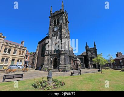 Sommerlicher blauer Himmel am St. Michael & All Angels Kirchentor, Market Place, Macclesfield, Cheshire, England, UK, SK10 1DY Stockfoto