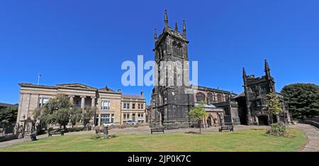 Sommerlicher blauer Himmel am St. Michael & All Angels Kirchentor, Market Place, Macclesfield, Cheshire, England, UK, SK10 1DY Stockfoto