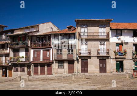 Zusammengeschlossene Wohnhäuser in Guimaraes, Portugal. Stockfoto