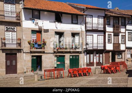 Zusammengeschlossene Wohnhäuser in Guimaraes, Portugal. Stockfoto