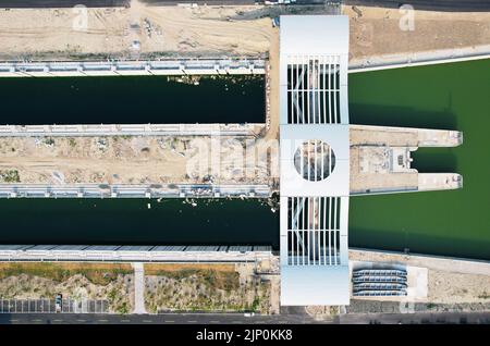 HANGZHOU, CHINA - 14. AUGUST 2022 - eine Luftaufnahme der Schleuse Hangzhou Babao, einem Kontrollprojekt für den zweiten Kanal des Beijing-Hangzhou C Stockfoto