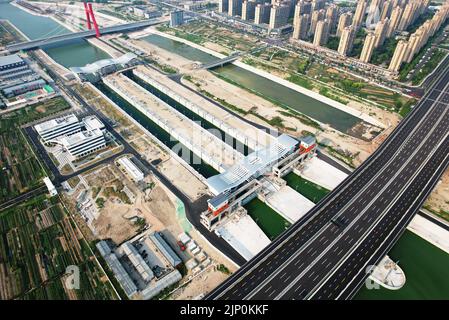 HANGZHOU, CHINA - 14. AUGUST 2022 - eine Luftaufnahme der Schleuse Hangzhou Babao, einem Kontrollprojekt für den zweiten Kanal des Beijing-Hangzhou C Stockfoto