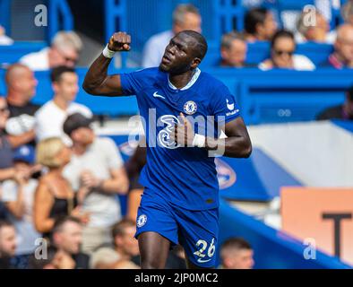 London, Großbritannien. 15. August 2022. Chelsea's Kalidou Koulibaly feiert, nachdem er am 14. August 2022 beim Spiel der englischen Premier League zwischen Chelsea und Tottenham Hotspur in London, Großbritannien, das erste Tor erzielt hat. Das Spiel endete mit einem Unentschieden von 2-2. Quelle: Xinhua/Alamy Live News Stockfoto