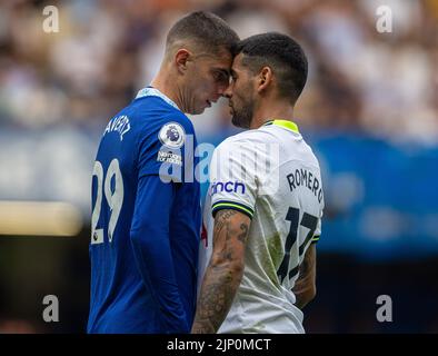 London, Großbritannien. 15. August 2022. Chelseas Kai Havertz (L) stößt beim Spiel der englischen Premier League zwischen Chelsea und Tottenham Hotspur am 14. August 2022 in London, Großbritannien, auf Cristian Romero von Tottenham Hotspur. Das Spiel endete mit einem Unentschieden von 2-2. Quelle: Xinhua/Alamy Live News Stockfoto