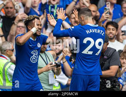 London, Großbritannien. 15. August 2022. Chelseas Reece James (L) feiert mit seinem Teamkollegen Kai Havertz, nachdem er beim Spiel der englischen Premier League zwischen Chelsea und Tottenham Hotspur am 14. August 2022 in London, Großbritannien, einen Treffer erzielte. Das Spiel endete mit einem Unentschieden von 2-2. Quelle: Xinhua/Alamy Live News Stockfoto