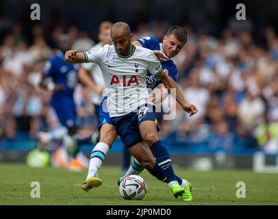 London, Großbritannien. 15. August 2022. Lucas Moura (L) von Tottenham Hotspur wird vom Chelsea's Mason Mount während des Spiels der englischen Premier League zwischen Chelsea und Tottenham Hotspur am 14. August 2022 in London, Großbritannien, angegangen. Das Spiel endete mit einem Unentschieden von 2-2. Quelle: Xinhua/Alamy Live News Stockfoto