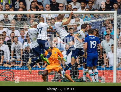 London, Großbritannien. 15. August 2022. Harry Kane (C) von Tottenham Hotspur erzielt beim Spiel der englischen Premier League zwischen Chelsea und Tottenham Hotspur am 14. August 2022 in London, Großbritannien, das zweite Ausgleichstor seiner Seite. Das Spiel endete mit einem Unentschieden von 2-2. Quelle: Xinhua/Alamy Live News Stockfoto