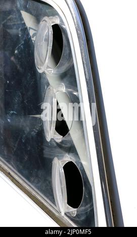 Drei runde Lüftungsfenster in der Heckscheibe eines schwarz-weißen Oldtimers. Stockfoto