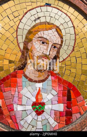 Religiöses Mosaik Jesu auf dem Denkmal auf dem Friedhof. Stockfoto