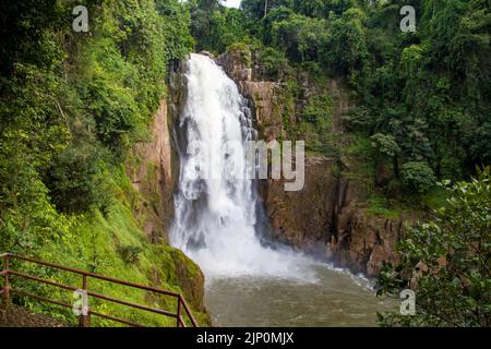 Der Blick auf den Haew Narok Wasserfall (Nam tok Haeo Narok) war der beeindruckendste Wasserfall im Thailand Khao Yai Nationalpark. Stockfoto