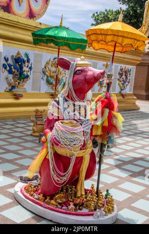 Chachoengsao Thailand 9. Jun 2022: Der Status des Ganesha Vehicle (vahana) Mooshak im Wat Saman Rattanaram, Es ist die große indische Bandicoot Ratte. Stockfoto