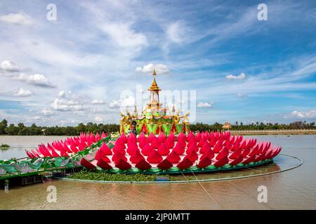 Chachoengsao Thailand 9. Jun 2022: Der schwimmende Lotusschrein im Wat Saman Rattanaram, der berühmt ist für das Bild des leuchtend rosa Ganesha. Stockfoto