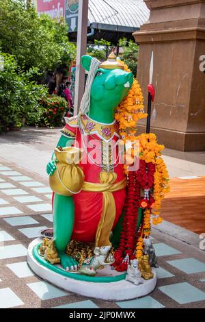 Chachoengsao Thailand 9. Jun 2022: Der Status des Ganesha Vehicle (vahana) Mooshak im Wat Saman Rattanaram, Es ist die große indische Bandicoot Ratte. Stockfoto