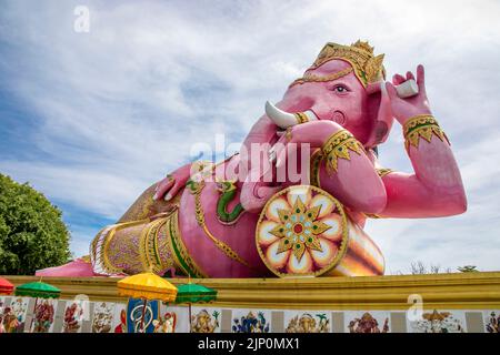 Wat Saman Rattanaram Chachoengsao Thailand ist berühmt für sein gigantisches Bild des leuchtend rosa Ganesha mit der Größe von 16 Meter hoch und 24 Meter lang. Stockfoto