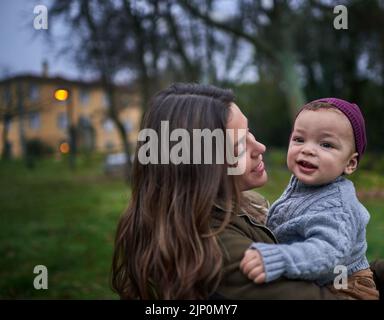 Sie werden für immer Mummys Schatz sein. Eine Mutter, die sich mit ihrem kleinen Sohn im Freien verklebt. Stockfoto