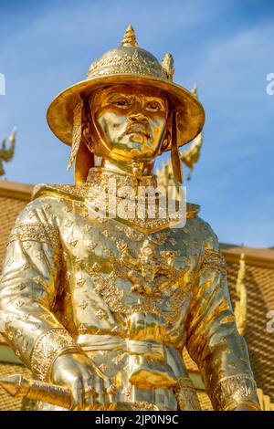 König Taksin große Statue vor Wat Pak Nam Jolo in Chachoengsao Thailand, die einzige und ganz goldene Kapelle in Thailand Stockfoto