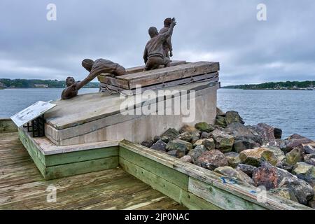 Dieses 2016 enthüllte Denkmal im Hafen von Sydney, wo viele Konvois inszeniert wurden, ehrt diejenigen, die mutig lebenswichtige Kriegsvorräte transportiert haben Stockfoto