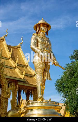 König Taksin große Statue vor Wat Pak Nam Jolo in Chachoengsao Thailand, die einzige und ganz goldene Kapelle in Thailand Stockfoto