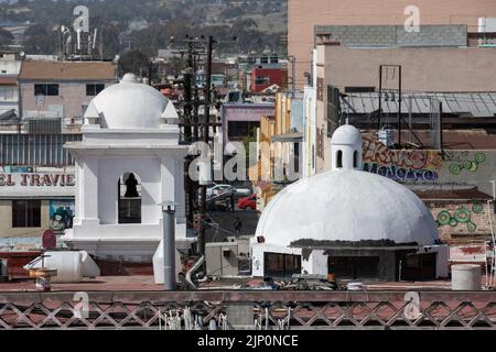 Tijuana, Baja California, Mexiko - 11. September 2021: Gang-Graffiti bedeckt Gebäude in der Innenstadt von Tijuana. Stockfoto