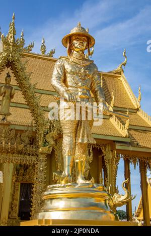 König Taksin große Statue vor Wat Pak Nam Jolo in Chachoengsao Thailand, die einzige und ganz goldene Kapelle in Thailand Stockfoto