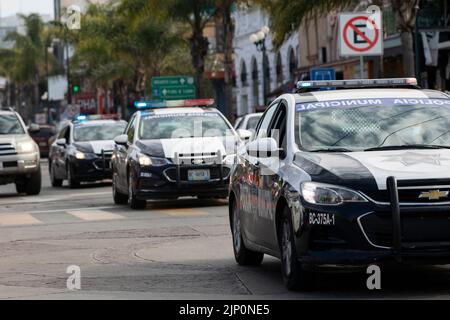 Tijuana, Baja California, Mexiko - 11. September 2021: Polizeieinheiten reagieren auf den Ort eines Notfalls in der Innenstadt von Tijuana. Stockfoto