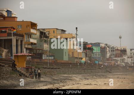 Tijuana, Baja California, Mexiko - 11. September 2021: Menschen stehen an einem leeren Strand in Playas, dem Viertel Playa de Tijuana. Stockfoto