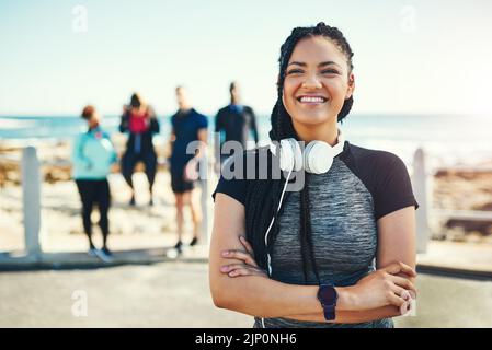Die Umstellung auf einen gesünderen Lebensstil war so lohnend. Porträt einer sportlichen jungen Frau, die auf der Promenade steht. Stockfoto