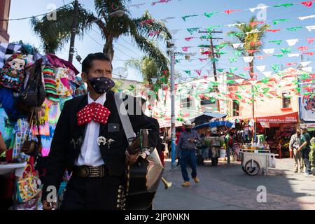 Tijuana, Baja California, Mexiko - 11. September 2021: Eine Mariachi mit einer runzeligen Stirn blickt in die Ferne. Stockfoto