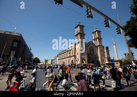 Tijuana, Baja California, Mexiko - 11. September 2021: Menschenmassen überqueren eine Straße in der Innenstadt von Tijuana. Stockfoto