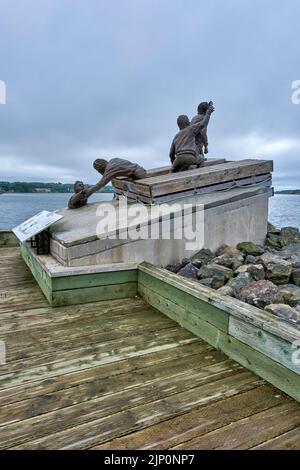 Dieses 2016 enthüllte Denkmal im Hafen von Sydney, wo viele Konvois inszeniert wurden, ehrt diejenigen, die mutig lebenswichtige Kriegsvorräte transportiert haben Stockfoto