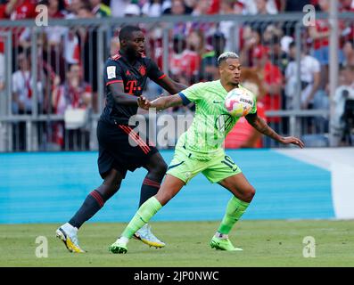 München, Deutschland. 14. August 2022. Dayot Upamecano (L) aus Bayern München steht mit Lukas Nmecha aus Wolfsburg beim Bundesliga-Spiel der ersten Liga in München am 14. August 2022 auf dem Spiel. Quelle: Philippe Ruiz/Xinhua/Alamy Live News Stockfoto