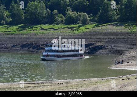 Bringhausen, Deutschland. 11. August 2022. Eine Schifffahrt am Edersee in Bringhäuser Bay. Das größte Hessische Reservoir ist aufgrund der Dürre und der Wasserabgabe an die Weser-Navigation nur zu 20 Prozent voll. Quelle: Uwe Zucchi/dpa/Alamy Live News Stockfoto