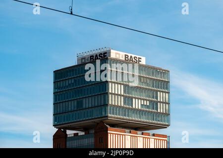 Die BASF Services Europe GmbH baut ein Außengebäude mit einem großen Logo auf dem Dach. Deutscher Chemiekonzern und Chemieproduzent. Bürogebäude der Branche. Stockfoto
