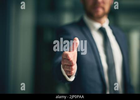 Handshake, Einstellung und Kontakt mit einem Geschäftsmann, der seine Hand in Begrüßung anbietet, um ihn während eines Meetings willkommen zu heißen. Wir stellen ein, also kontaktieren Sie uns und bewerben Sie sich Stockfoto