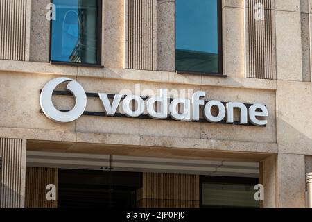 Vodafone-Logo auf der Außenfassade eines Einkaufszentrums. Eines der großen Kommunikationsunternehmen in Deutschland. Das Unternehmen erbringt Dienstleistungen. Stockfoto