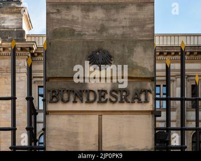 Bundesrat-Schriftzug und der deutsche Adler auf der Außenseite des Zauns. Schwarze Metallbuchstaben und ein Emblem der deutschen Regierung. Nationales Symbol Stockfoto