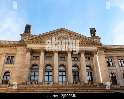 Fassade des Bundesratgebäudes in Berlin. Frontalansicht aus einem niedrigen Winkel. Der blaue Himmel ist im Hintergrund. Neoklassizistische Architektur. Stockfoto