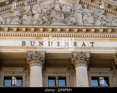 Nahaufnahme des Bundesratstisches an der Fassade des bundesratsgebäudes in Berlin. Detail des berühmten Regierungsgebäudes außen. Stockfoto