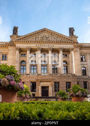 Das Bundesratgebäude der Bundesregierung in Berlin. Schöne traditionelle Fassade in gutem Zustand. Die neoklassizistische einzigartige Architektur. Stockfoto